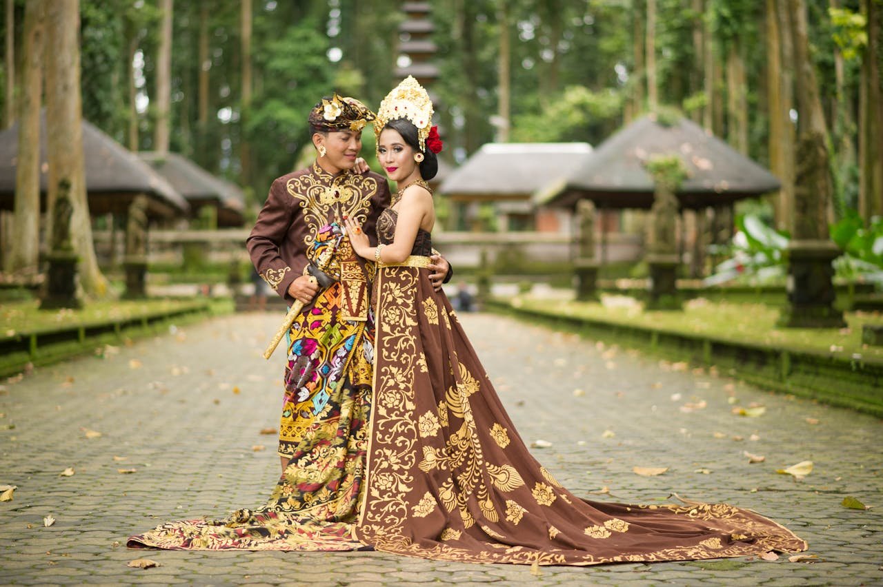 Baju adat Bali - sepasang pengantin yang memakai payas agung