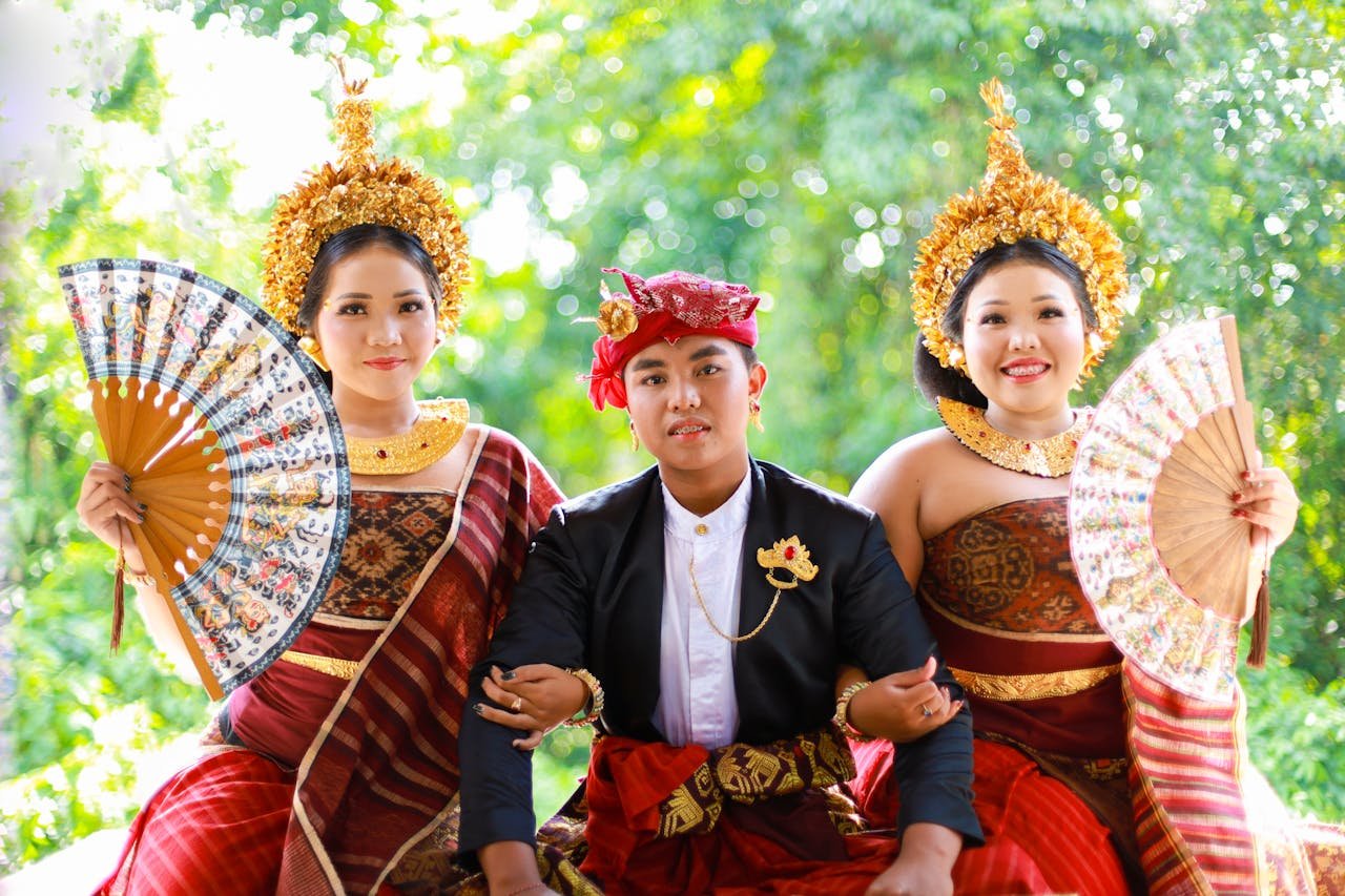 Baju adat Bali - tiga anak muda Bali yang mengenakan payas madya
