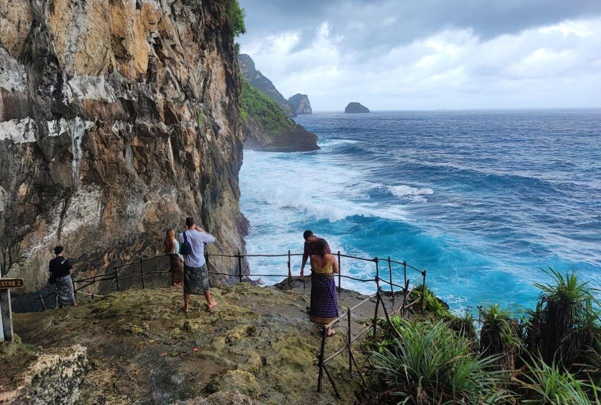 air terjun guyangan nusa penida - wisatawan berfoto di pinggir tebing