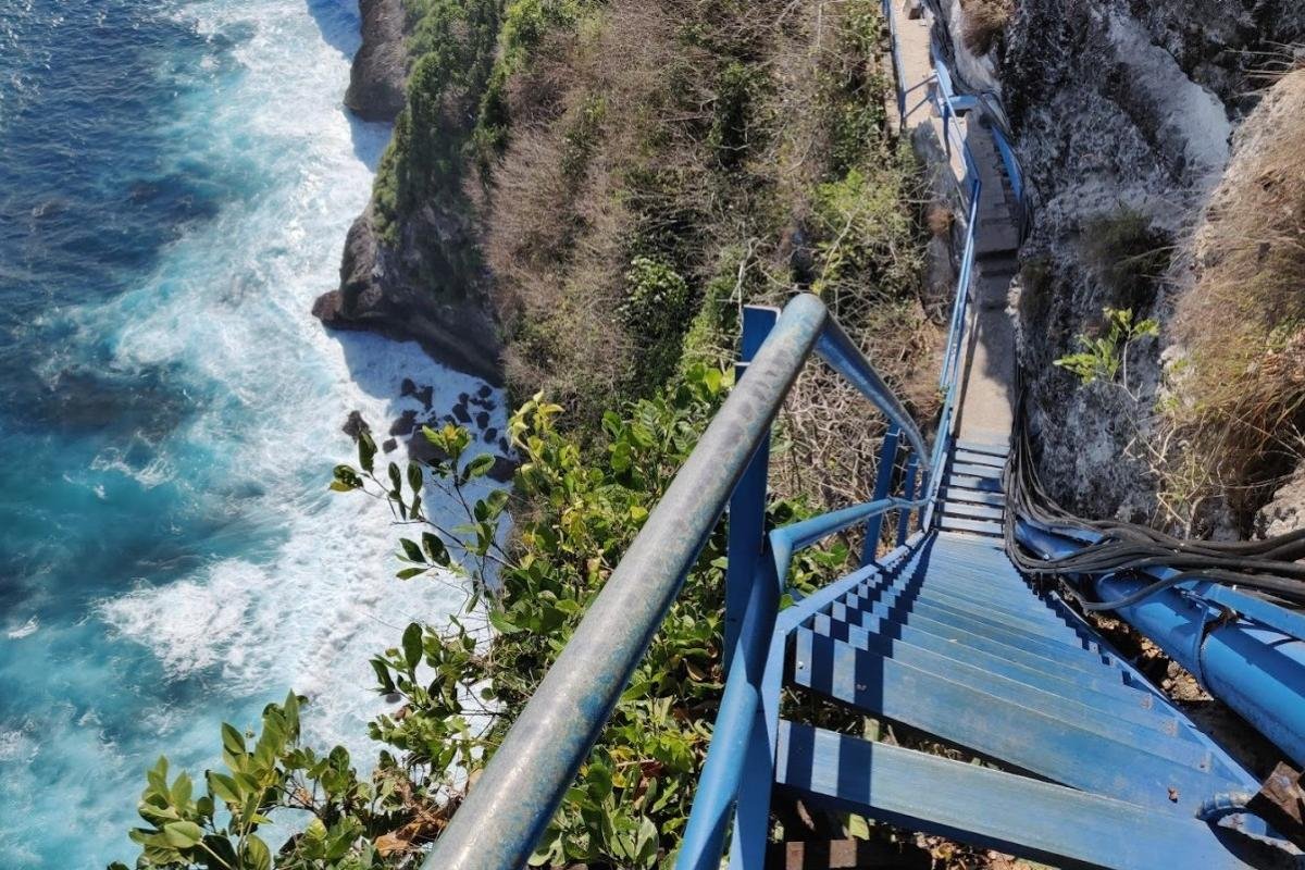 air terjun guyangan - tangga biru ikonik Air Terjun Peguyangan