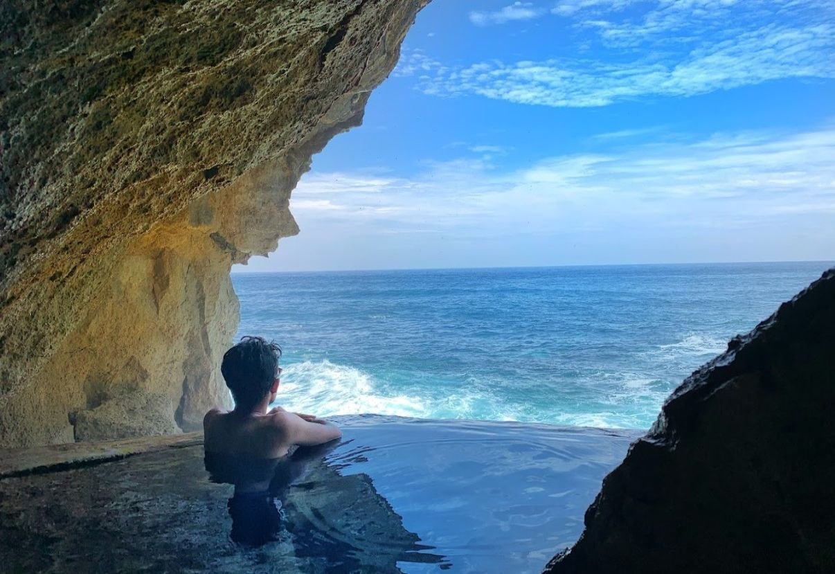 air terjun peguyangan nusa penida - wisatawan berendam di infinity pool