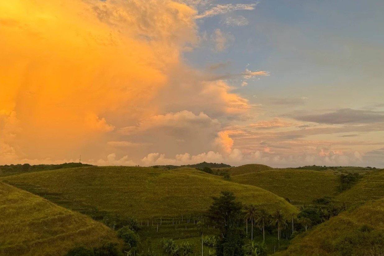 bukit teletubbies Nusa Penida - suasana sunset di Bukit Teletubbies