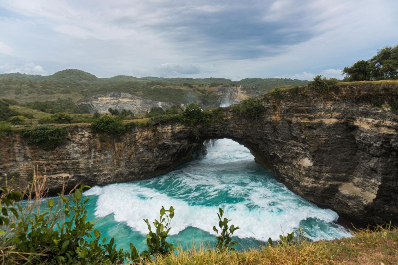 Broken Beach Nusa Penida - pemandangan Broken Beach dari atas tebing