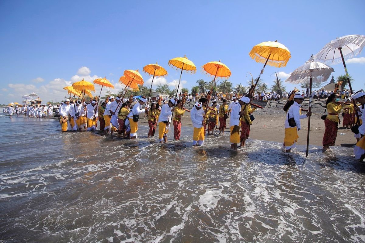 Upacara Melasti masyarakat Bali - arak-arakan masyarakat di pantai Bali