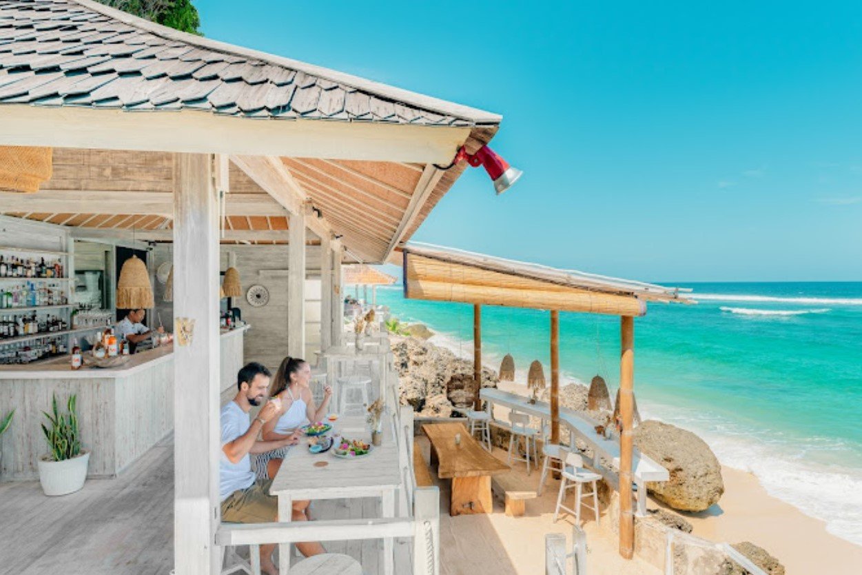 karma kandara private beach - pengunjung menyantap sajian sajian sambil menikmati suasana Pantai Karma Kandara